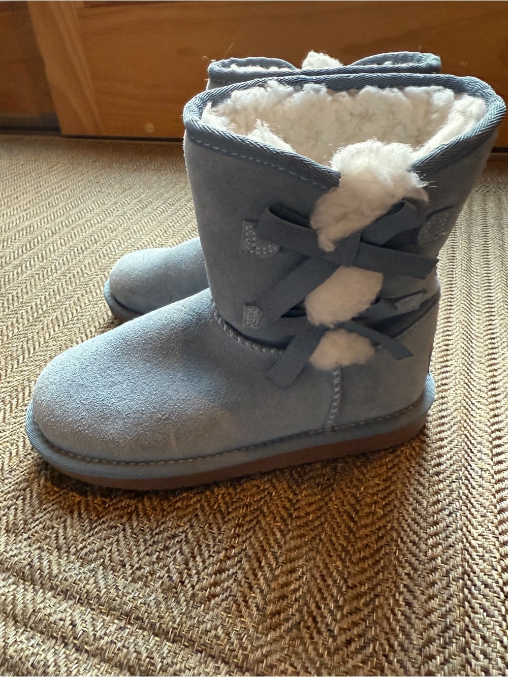 Koolaburra Light Blue Faux-Suede Shearling Bow Kids Boots size 2